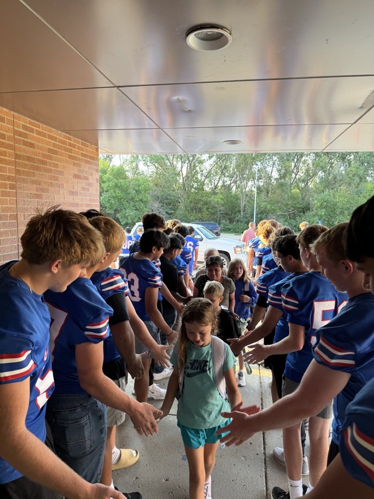 creteint's tweet photo. High five Friday! Thanks to the football team for greeting our students this morning. They loved it l! https://t.co/UNtvM840ng