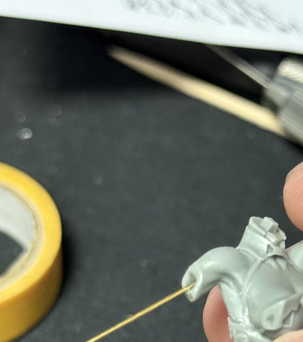 pramo_for_u's tweet image. 俺は！！！モデラーであり開拓者なんだああああ！！！！
って感じの勢いでとりあえず穴開けて真鍮線刺しときました
整形不良部分はパテがあればなんとかなるなる
ずっと買いたかったモデルだからこれぐらいではまだ萎えない