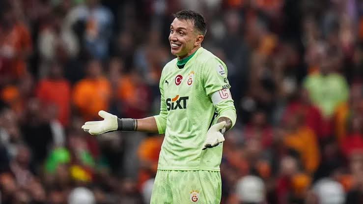 sen 14 yıl galatasaray’da nasıl kaldın muslera baba, hiç mi aklın karışmadı, nasıl bir aidiyet nasıl bir aşkla sevdin bizi..