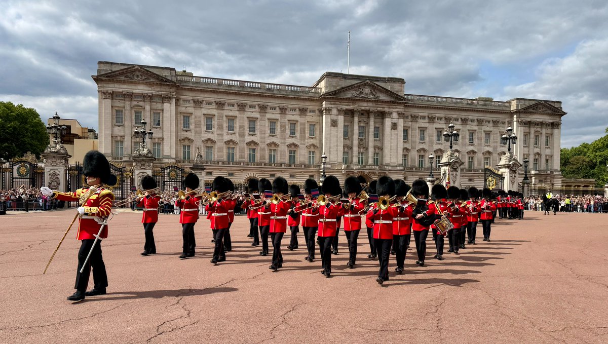MPSRoyal_Parks's tweet photo. Rousing tunes for our #RedRoses 🌹on the #BuckinghamPalace forecourt. We wish our amazing #England 🏴women's #rugby team all the best in our #RugbyWorldCup campaign starting tonight 🏉It's coming home too!
The KLG, Scots & Welsh Guards pictured below
#GuardChange🏉🏉🏉🏉 https://t.co/suLZCC902o