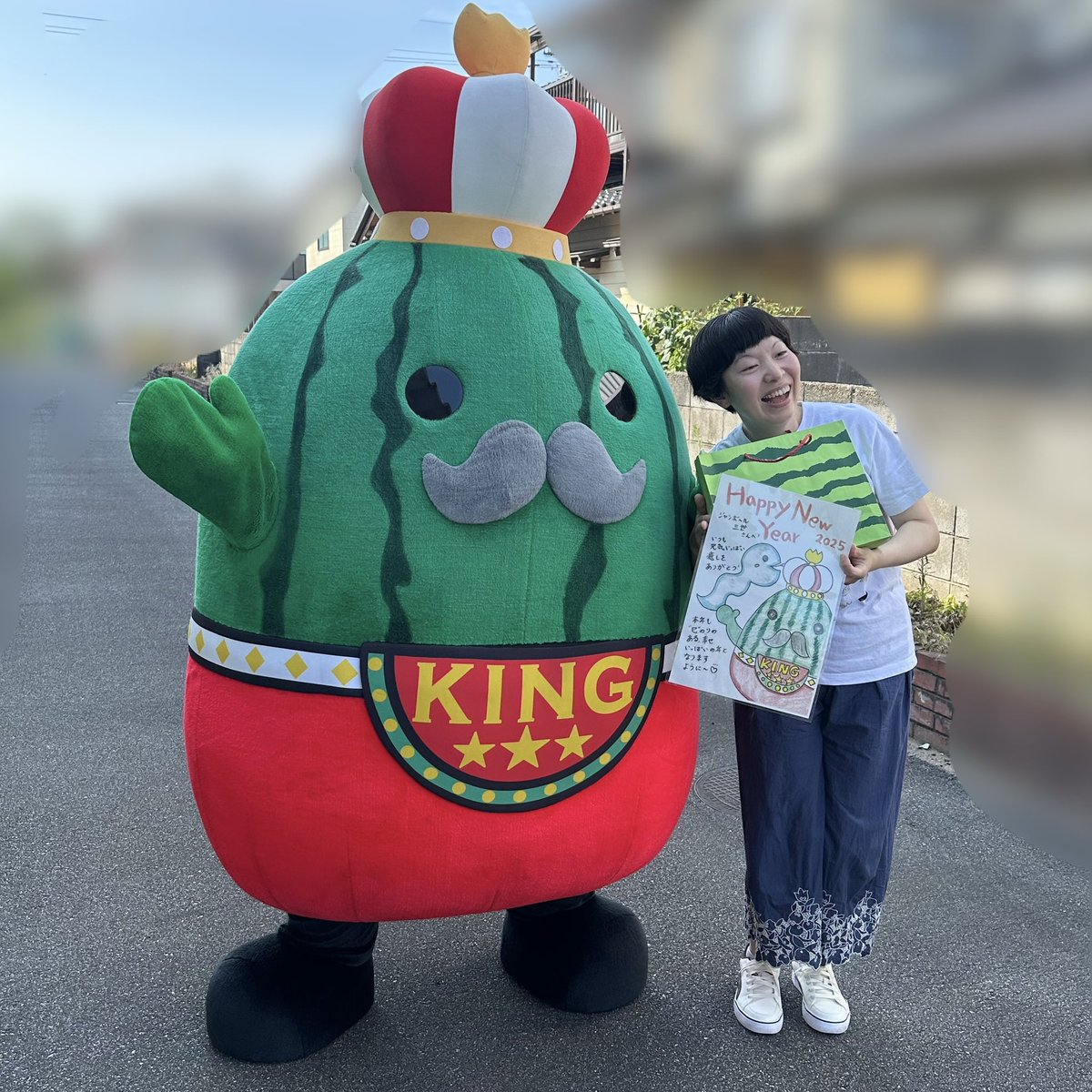 ぽらりん (@porarin) on Twitter photo ジャンボ〜ル三世さんと素敵なグリーティング😆✨
<a href="/jumball3/">ジャンボ~ル三世🍉富山県入善町</a>
こんなに近くで触れ合えるなんて💕感激😭
記念撮影の時、ずっと手を握ってくれてた❤️紳士的で優しい〜!
最高の幸せ時間をありがとうございます😍
こちらからは色紙を🎁
喜んでいるジャンボ〜ル三世さん(王様)可愛すぎる‼️ ジャンボ〜ル三世さんと素敵なグリーティング😆✨
<a href="/jumball3/">ジャンボ~ル三世🍉富山県入善町</a>
こんなに近くで触れ合えるなんて💕感激😭
記念撮影の時、ずっと手を握ってくれてた❤️紳士的で優しい〜!
最高の幸せ時間をありがとうございます😍
こちらからは色紙を🎁
喜んでいるジャンボ〜ル三世さん(王様)可愛すぎる‼️