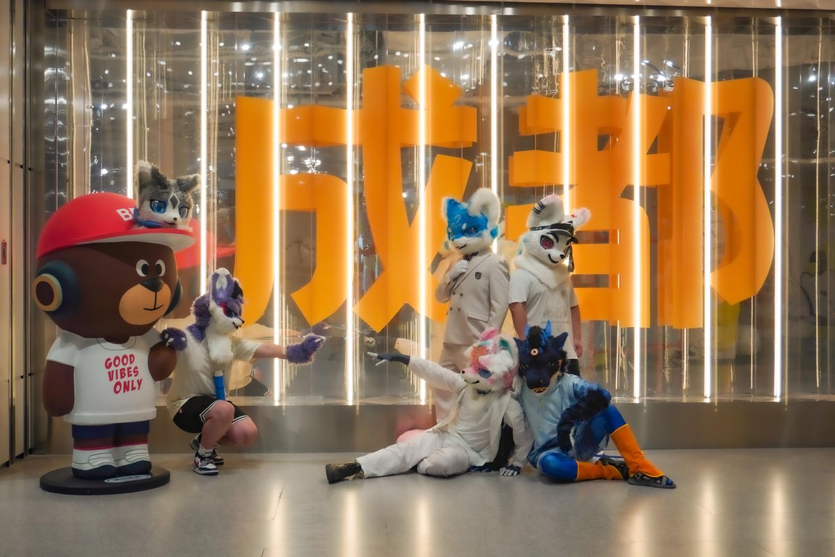 #FursuitsFriday
富力中心，人贼少，随便拍。
白隐  八嘎小成  阿狼  阿萨姆  寒檀  ME
📷 ：韩玉宇