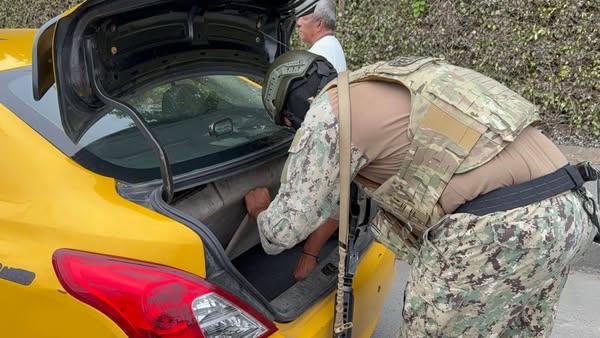 NotimilOficial's tweet photo. ⚓️#Esmeraldas | Las Fuerzas Armadas ejecutaron operaciones de seguridad en el puerto pesquero artesanal, con el fin de proteger a la ciudadanía y garantizar un entorno seguro para sus actividades.
#FFAAContigo #EcuadorUnaSolaFuerza https://t.co/RFLSF84XzR