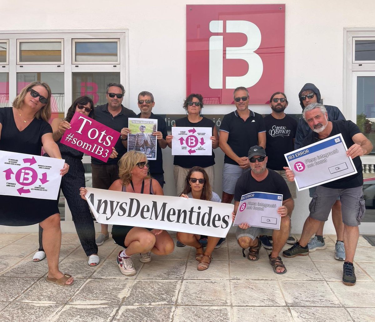 Comitè d'empresa EPRTVIB. IB3 (@comiteinfosib3) on Twitter photo A Eivissa estam farts d'esperar. Molt, molt farts! Volem la #integració JA <a href="/cabrer_catalina/">Catalina Cabrer</a> <a href="/MargaProhens/">Marga Prohens</a> <a href="/AMEstarellas/">Antònia Maria Estarellas</a> #DivendresNegre A Eivissa estam farts d'esperar. Molt, molt farts! Volem la #integració JA <a href="/cabrer_catalina/">Catalina Cabrer</a> <a href="/MargaProhens/">Marga Prohens</a> <a href="/AMEstarellas/">Antònia Maria Estarellas</a> #DivendresNegre
