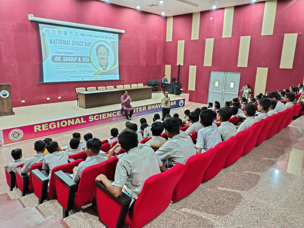 krupaba_pa67368's tweet photo. Celebrating #NationalSpaceDay at @RSCBhavnagar with an #inspiringsession by SAC expert Sandip Oza .
The students are fully #engaged surprised by #spacescience, and dreaming big. #NationalSpaceDay #SpaceInspiration https://t.co/9iD1fURtyE