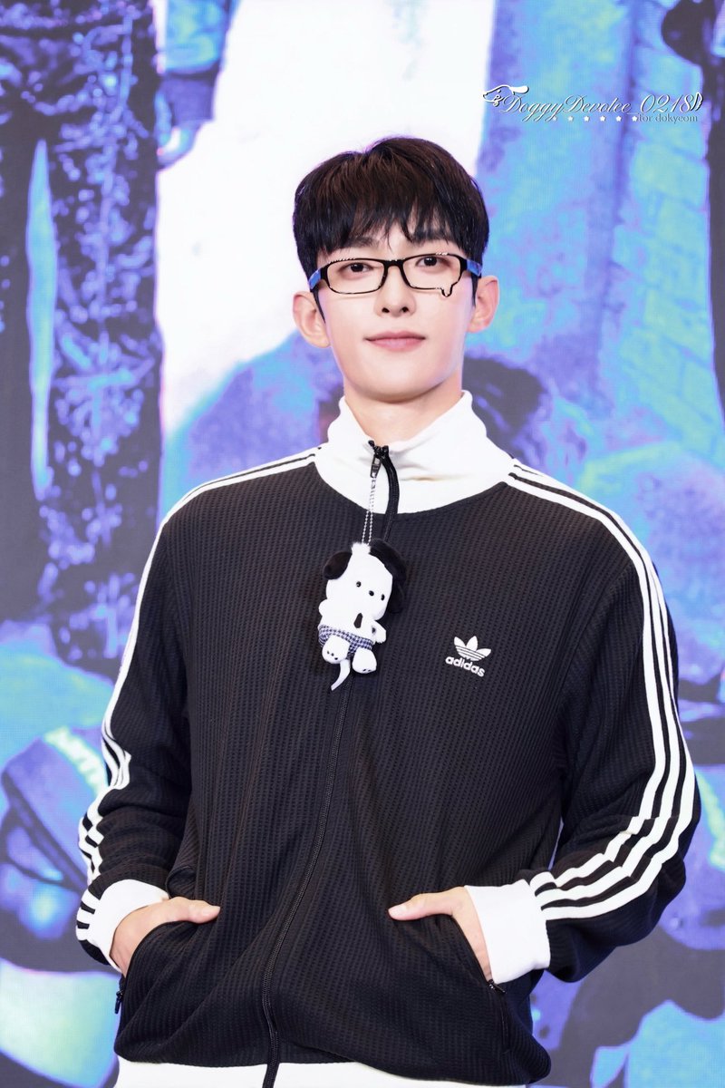 DoggyDevotee218's tweet photo. 250821 YZY Beijing

#도겸 #DK #ドギョム 
#SEVENTEEN #세븐틴 https://t.co/3gVyYWSaXP
