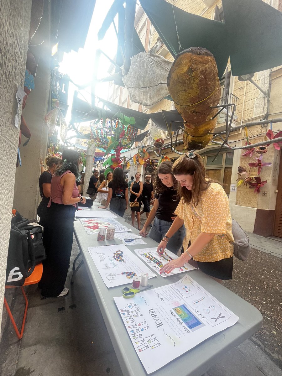 lauuragon's tweet photo. On Wednesday we were in the streets of Gracia ( #44perill ) doing a workshop about biology and evolution. Thanks to the organizers for everything, we had a great time!😊🧬 #ESEB2025 @LCATMon https://t.co/ZWFtUGeXB0