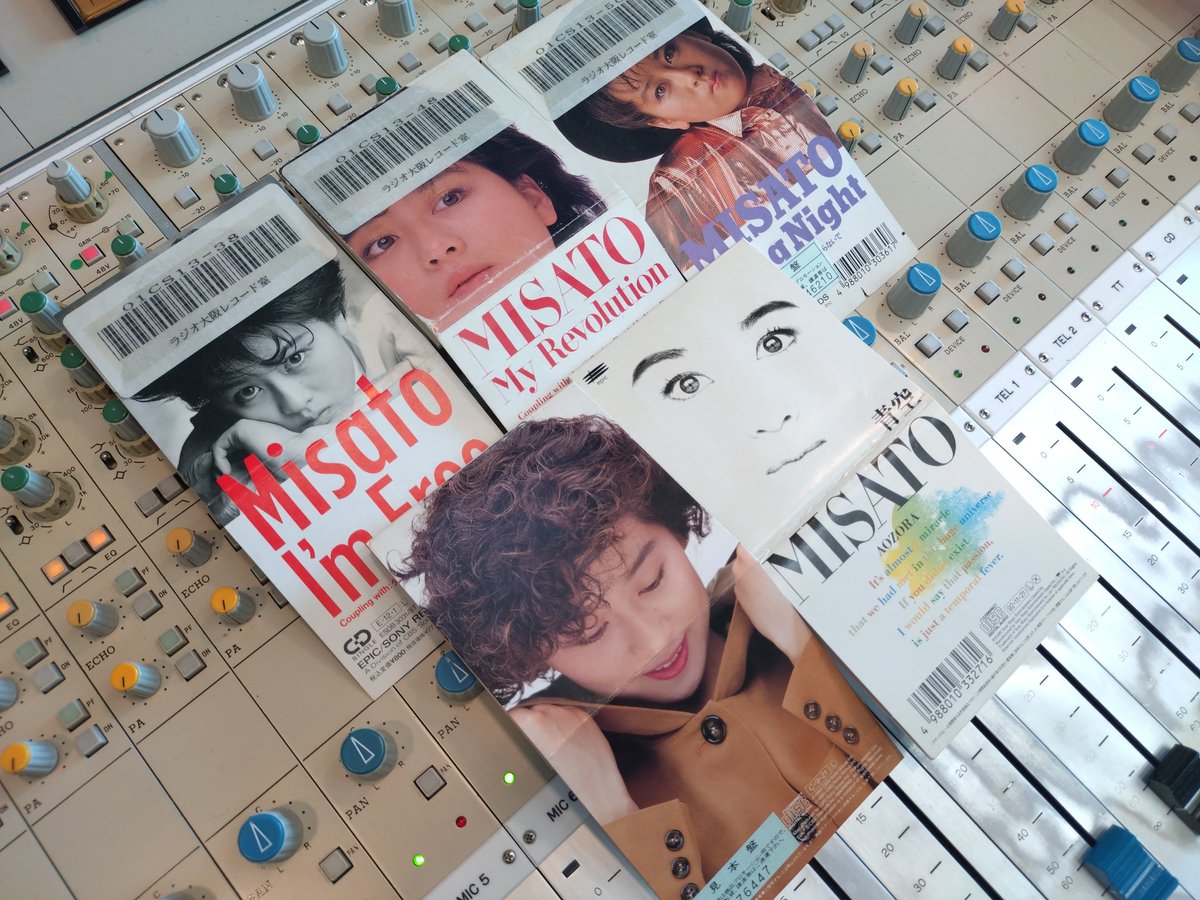 dmz_obc's tweet image. 今夜はデビュー40周年を迎えた渡辺美里さんを取り上げました。
デビューから90年代初期までのシングルの中からc／w曲のみで選曲しました。どの楽曲も秀逸な渡辺美里さんのＢ面コレクション。こんなアルバムがあったら買いたいなぁ…。
#DMZ1314 #渡辺美里 #ラジオ大阪