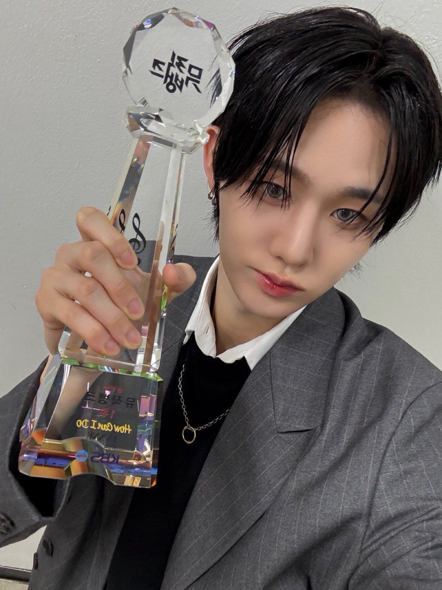 엔브~ 
1위 너무 고마워요🤍🏆
우리 엔브 덕분에 이렇게 소중한 상 받을 수 있었어요:)
앞으로도 좋은 추억 많이 만들어줄게요! 사랑합니다🫶

서프라이즈로 상 준비해 주신 뮤직뱅크 너무 감사드립니다🙂‍↕️

#EVNNE #이븐
#지윤서 #JIYUNSEO