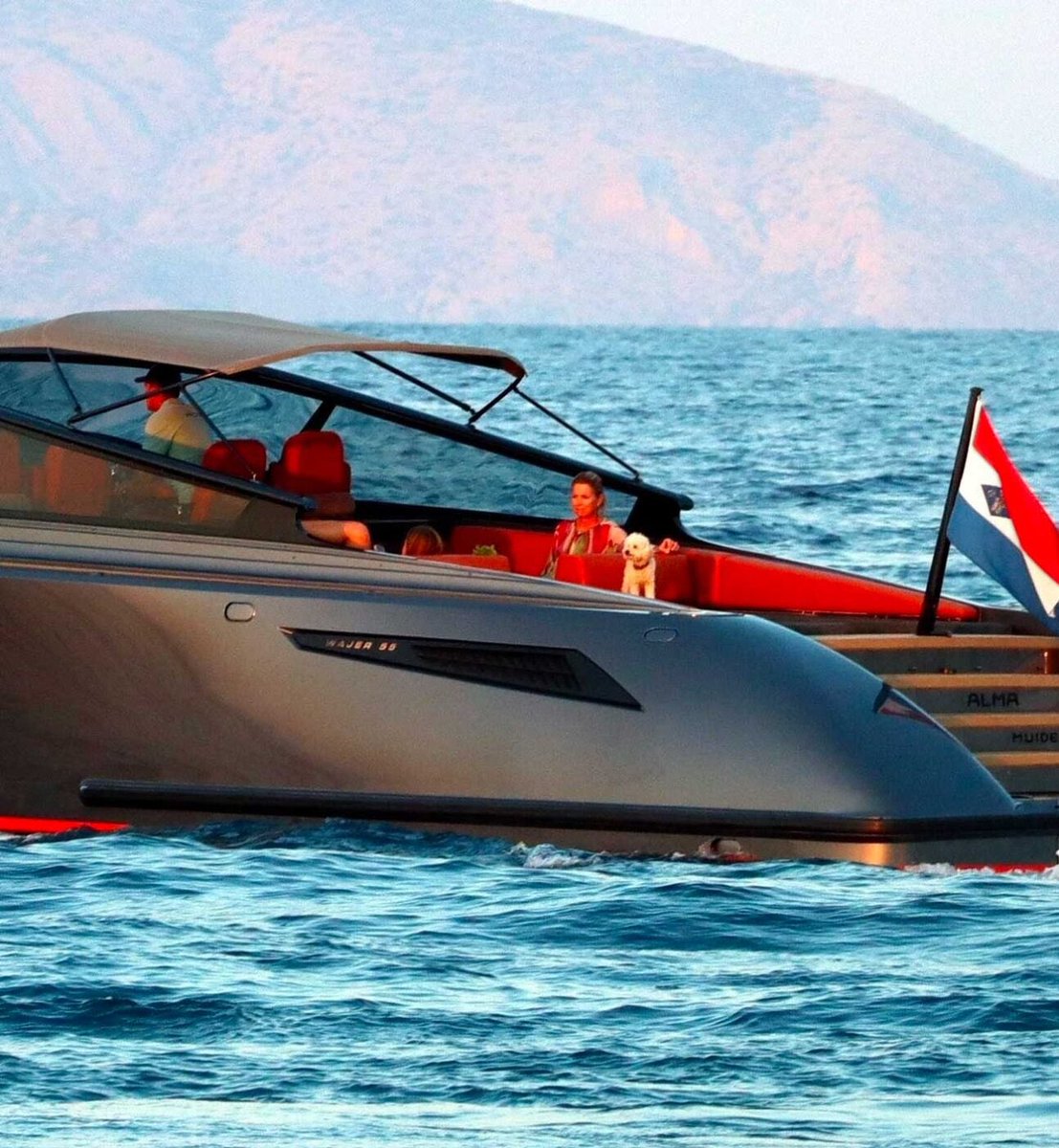 🚤 🐾 🇬🇷 🏖️ 💶 Vakantie! In Griekenland, op het eiland Spetses. Ariane, Mambo 🐾 met Feestkoningin Máxima op de Wajer 55 van 2 miljoen.

<a href="/BeerBrouwer/">Berend Brouwer</a> ben je al een keer met je dienstmaten/oud-DKH collega’s op bezoek geweest? 
#altijdvakantie 
#yourtaxdollarsatwork