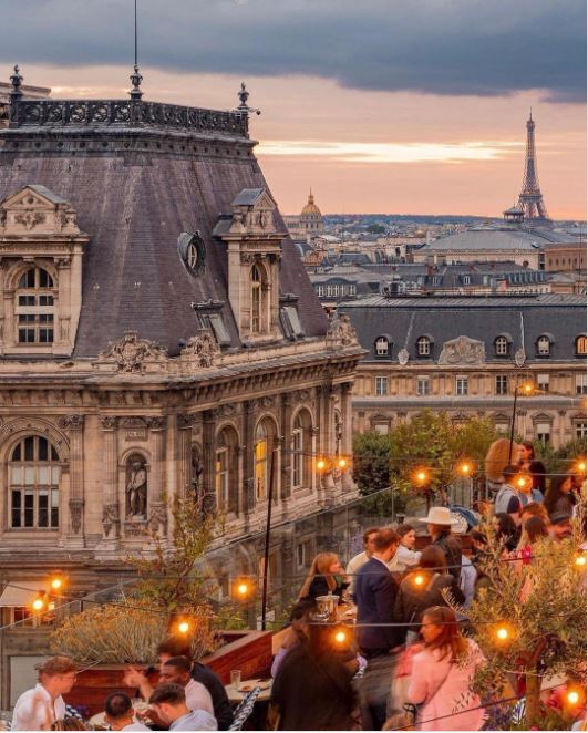 Happy Friday and bon week-end à tous! #Paris #Travel #eiffeltower #France #Architecture #Relax #FridayVibes #Parisjetaime 📸 ezza.pritchard 💖💞