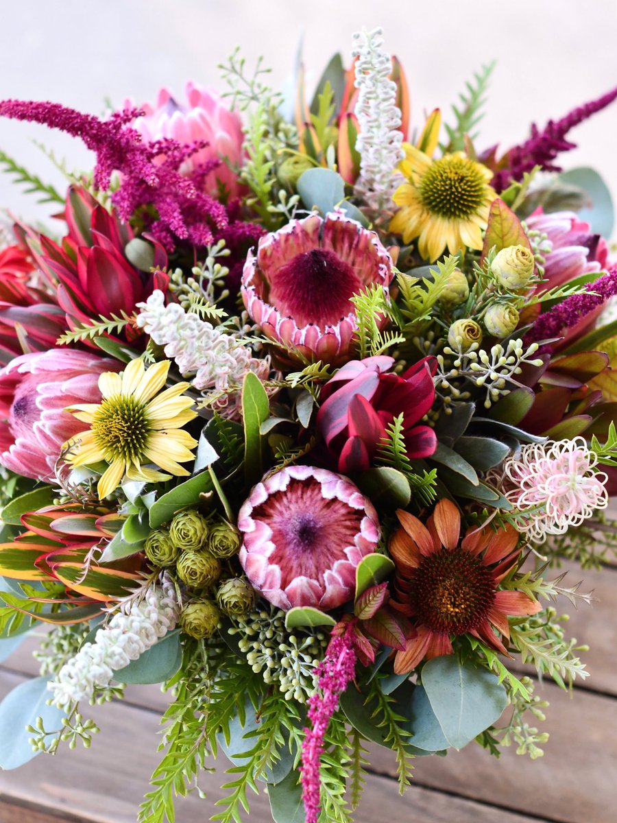 Happy Friday! Have a lovely weekend!🍃🌸😊🌷🌿
#fridayfeeling #inspiredbynature #fabulousflorals #protea #popofcolor #cagrown #seekinspirecreate