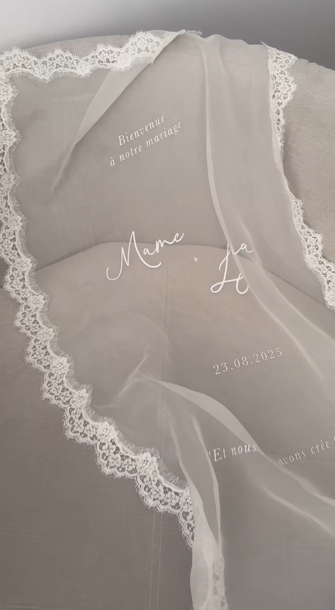 lnaaal__'s tweet photo. Coucou, je cherche quelqu'un qui souhaite acheter un modèle comme celui-ci qui sera 100% personnalisable 🥰

Bien évidement avec une réduction de -50% 

Par contre la broderie autour ne sera pas la même que sur la photo ou possible de ne pas en mettre https://t.co/Ufnlcq4pIw
