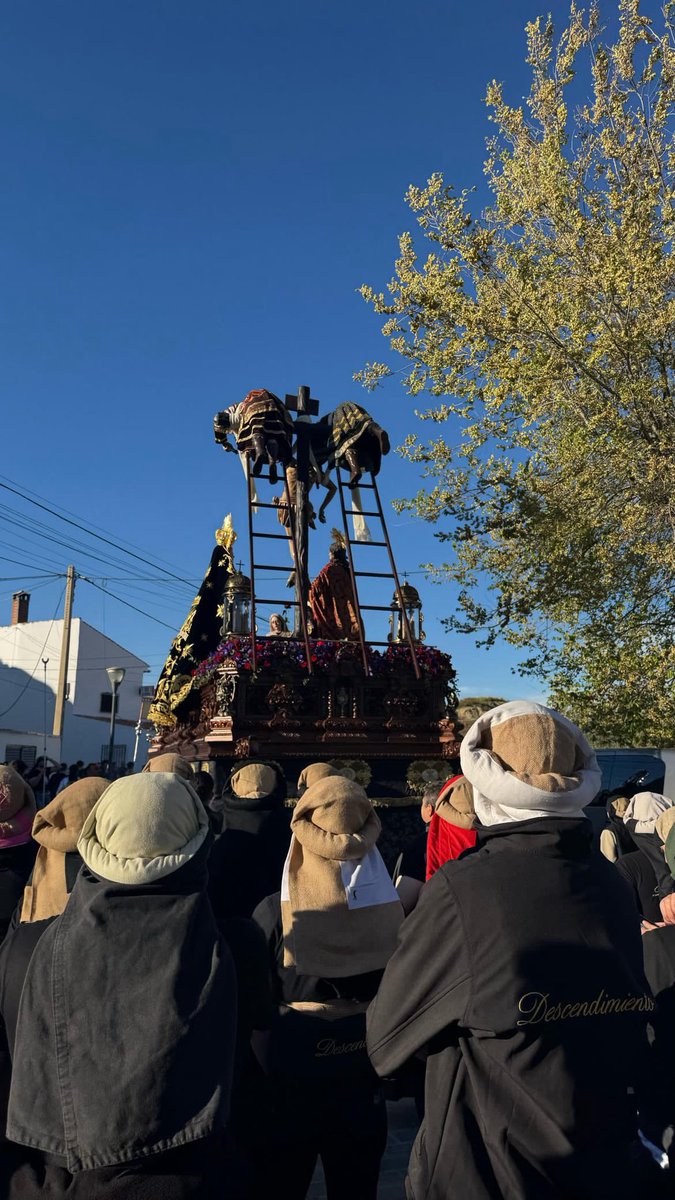 Viernes del Señor
“Maestro, ¿cuál es el mandamiento más grande de la ley?”
Jesús le respondió: “Amarás al Señor, tu Dios, con todo tu corazón, con toda tu alma y con toda tu mente. Este es el primero de los mandamientos. Y el segundo es: Amarás a tu prójimo como a ti mismo.”.