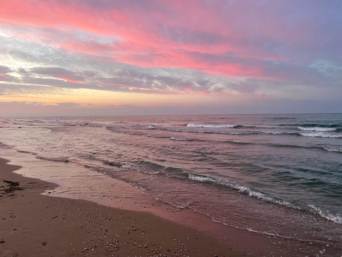 Quando il tramonto abbraccia il mare, non lo si guarda soltanto… lo si vive.
Sono emozioni che nascono da una vista, da un silenzio, da una luce.