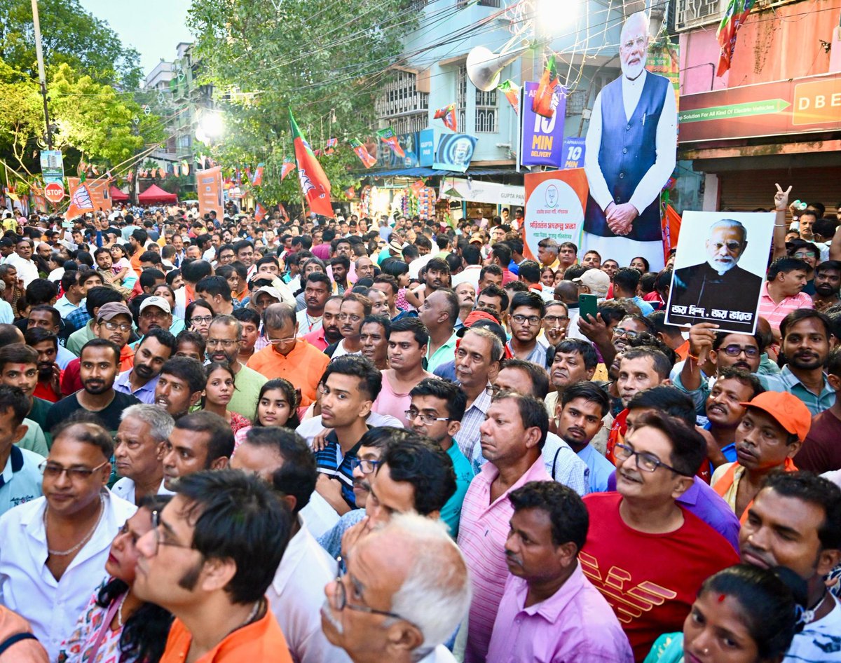 Pradeep Bhandari(प्रदीप भंडारी)🇮🇳 (@pradip103) on Twitter photo Bengal wants change!
Bengal wants PM <a href="/narendramodi/">Narendra Modi</a> !
Huge crowd of people outside Kolkata rally venue, as they could not get space inside! Bengal wants change!
Bengal wants PM <a href="/narendramodi/">Narendra Modi</a> !
Huge crowd of people outside Kolkata rally venue, as they could not get space inside!