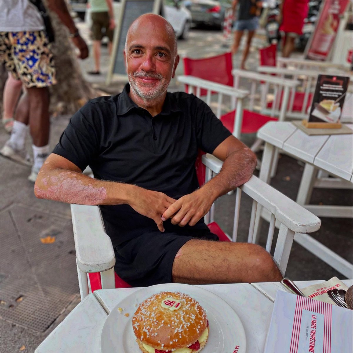 Ci sono luoghi che non hanno bisogno di presentazioni: basta sedersi, assaporare il momento e fare parte di quel mondo esclusivo dove il relax incontra la vita dei grandi protagonisti.