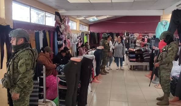 NotimilOficial's tweet photo. 📌📷#Tulcán, el @EjercitoECU, junto a la Intendencia de Carchi y la Comisaría Nacional, ejecutó un operativo de control en el sector comercial, con el objetivo de disuadir actos delictivos y fortalecer la seguridad ciudadana. #ElNuevoEcuadorDefiende https://t.co/cp4LVkkOGh