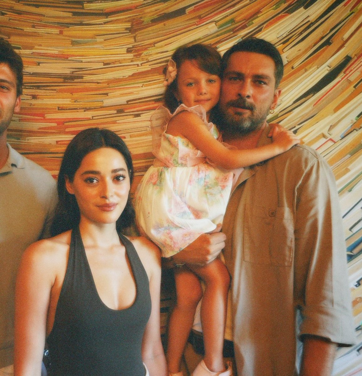 simayxke's tweet image. family🤍 #SimayBarlas #OnurTuna #SaraYılmaz