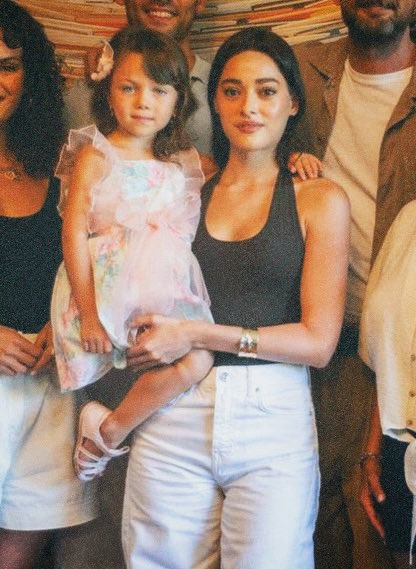 simayxke's tweet image. two the most beloved ladies🤍🤏🏻 #SimayBarlas #SaraYılmaz #AynadakiYabancı