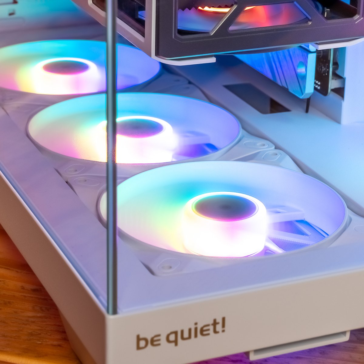 bequietofficial's tweet image. Meet the all-new Light Base 500 – delivering performance, accessibility, and functionality in true be quiet! style.

👉 Which one would you choose?

#bequiet #gamescom2025 #LightBase500 #LightWingsLX #PureWings3