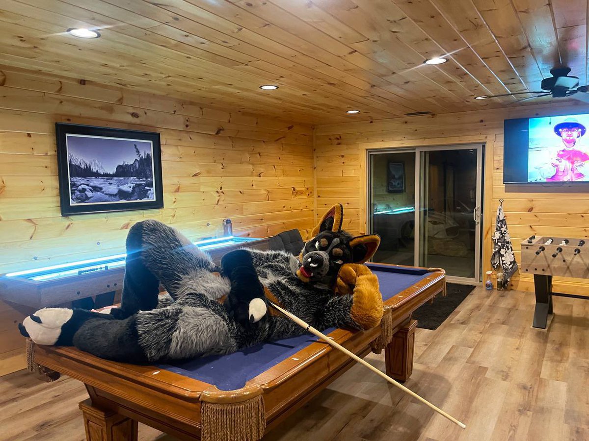 I don’t play good but at least I look good playing

#FursuitFriday