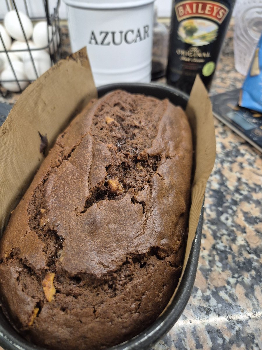 BUDIN DE CHOCOLATE + BAILEYS #APB con Bolutips! 
Sale receta! 
Vas a necesitar
4 huevos
200 grs manteca
150 grs azucar
50 grs cacao en polvo
150 grs harina leudante
1 copita de bailey's
1 paquete garrapiñadas nuez (opcional)
Empezamos! 👇🏻 METELE RT 😎💪🏻