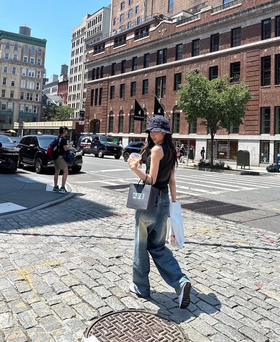 ᅠ
                              2025年8月22日                  
                              xoxo, astrid.⠀
ᅠ
Forgot to post these snaps from my JFK layover! Atp I’m convinced I’ll be ending the month with a maxed out credit card from all the shopping 🤣