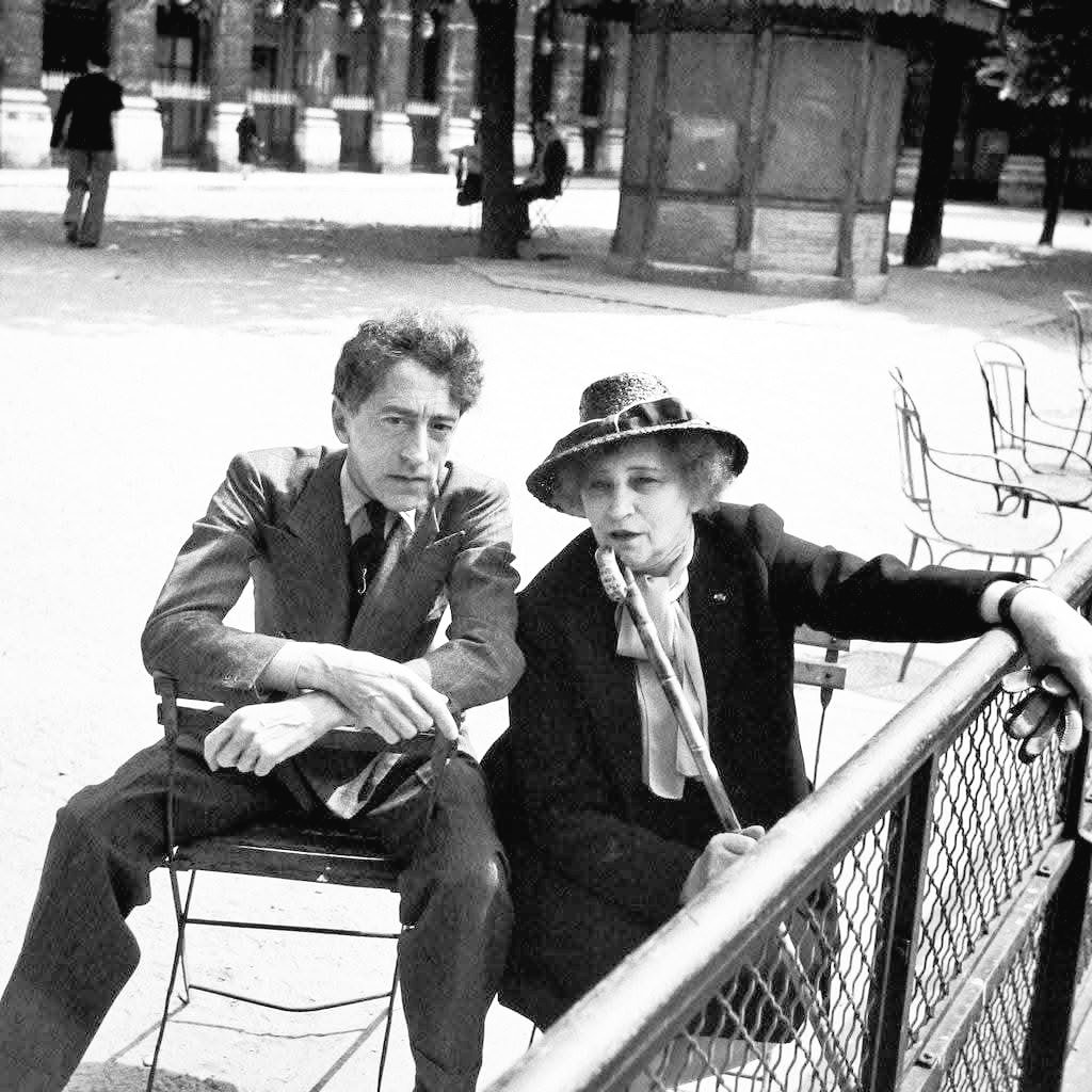 📸 Serge Lido.
Colette et Jean Cocteau dans les jardins du Palais-Royal 
1947. Paris