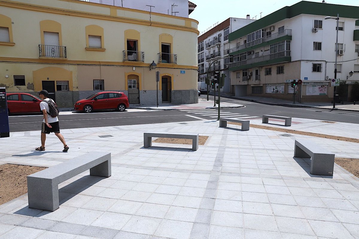 ✅Seguimos completando la renovación y acondicionamiento de la Plaza del Carbón con la instalación de nuevos bancos

🌳En otoño se procederá a la plantación de árboles, con lo que se pondrá fin de manera definitiva a este proyecto