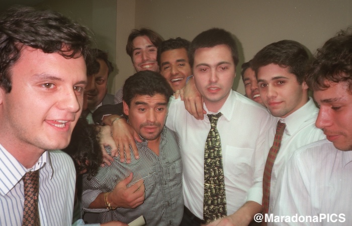 en 1996 Diego fue a los Tribunales de comodoro Py, firmó autógrafos y se sacó fotos con varios de los empleados. 
Alguno de todos esos chicos y chicas nos sigue?