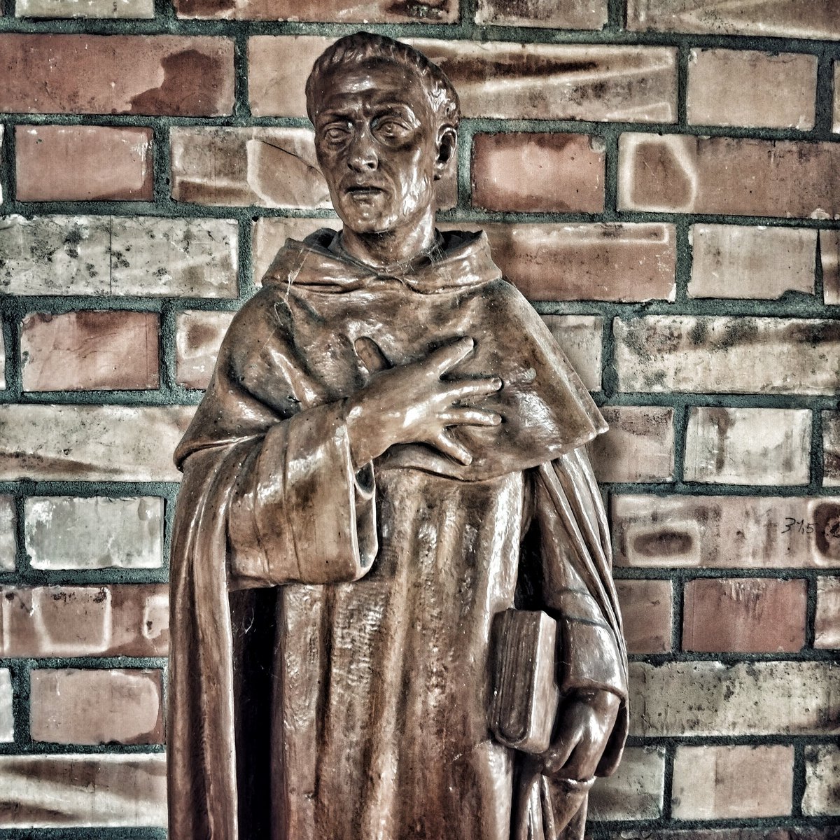 Porterò le vostre intenzioni nella Santa Messa di domani. Vi ricordo con affetto nella preghiera, vi auguro ogni bene e vi affido all'intercessione della Madonna di Fontanellato e di San Domenico. Il Signore vi benedica, vi custodisca da ogni male e vi conduca alla vita eterna.