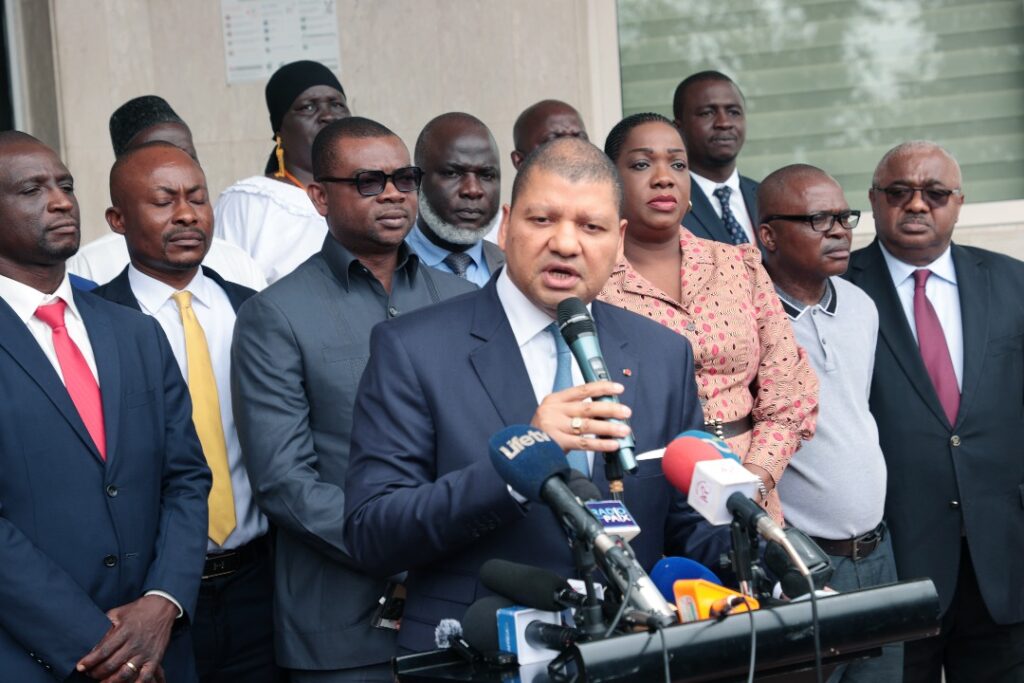 AFRICA24TV's tweet image. 🇨🇮#CIV, L’ex-ministre du Commerce et figure du #PDCI, Jean-Louis Billon, a officiellement déposé sa candidature à l’élection présidentielle du 25 octobre 2025, jeudi 21 août, devant la Commission électorale indépendante, sans le parrainage de son parti. Porté par une volonté de