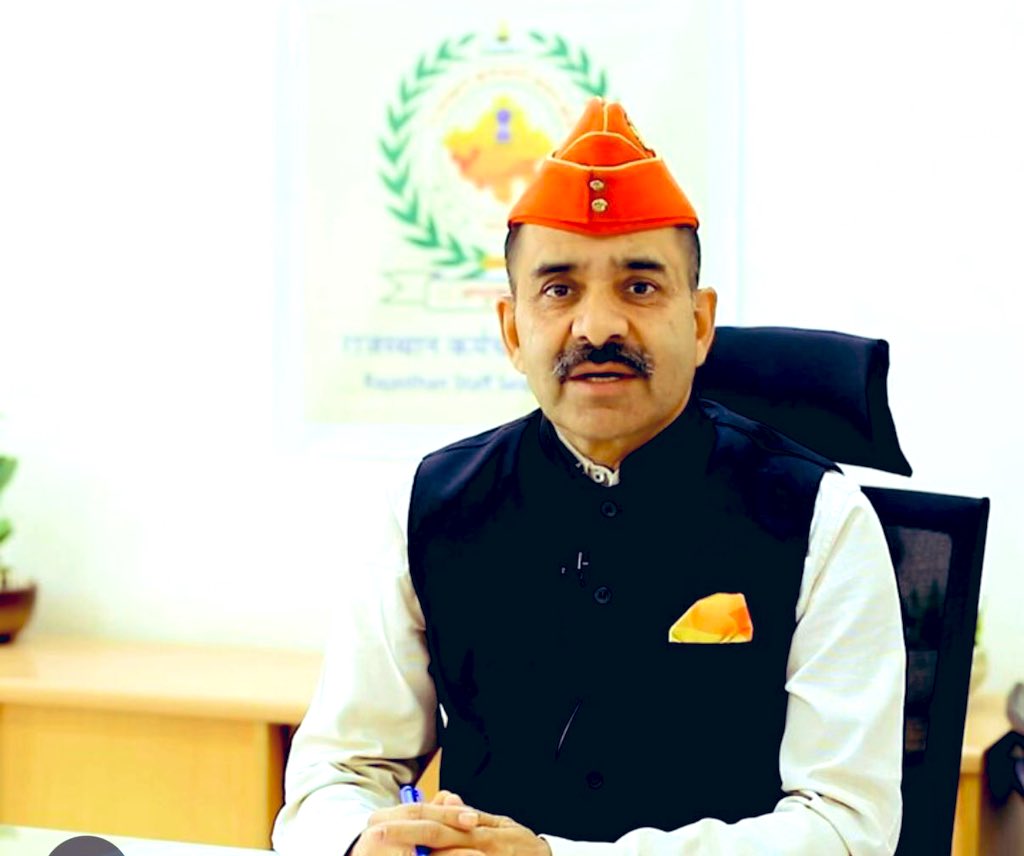 आलोक राज जी, आप RSMSSB के चेयरमैन हैं।
आपके कार्यकाल में सबसे बड़ा सवाल यही उठ रहा है – आखिर क्यों हर परीक्षा की मेरिट अचानक 10% तक बढ़ गई, जबकि इसी दौरान RPSC की मेरिट 10% तक घट गई? ये संयोग है या कोई सुनियोजित खेल?

राजस्थान का हर बच्चा पूछ रहा है कि क्या यह सब किसी रणनीति का