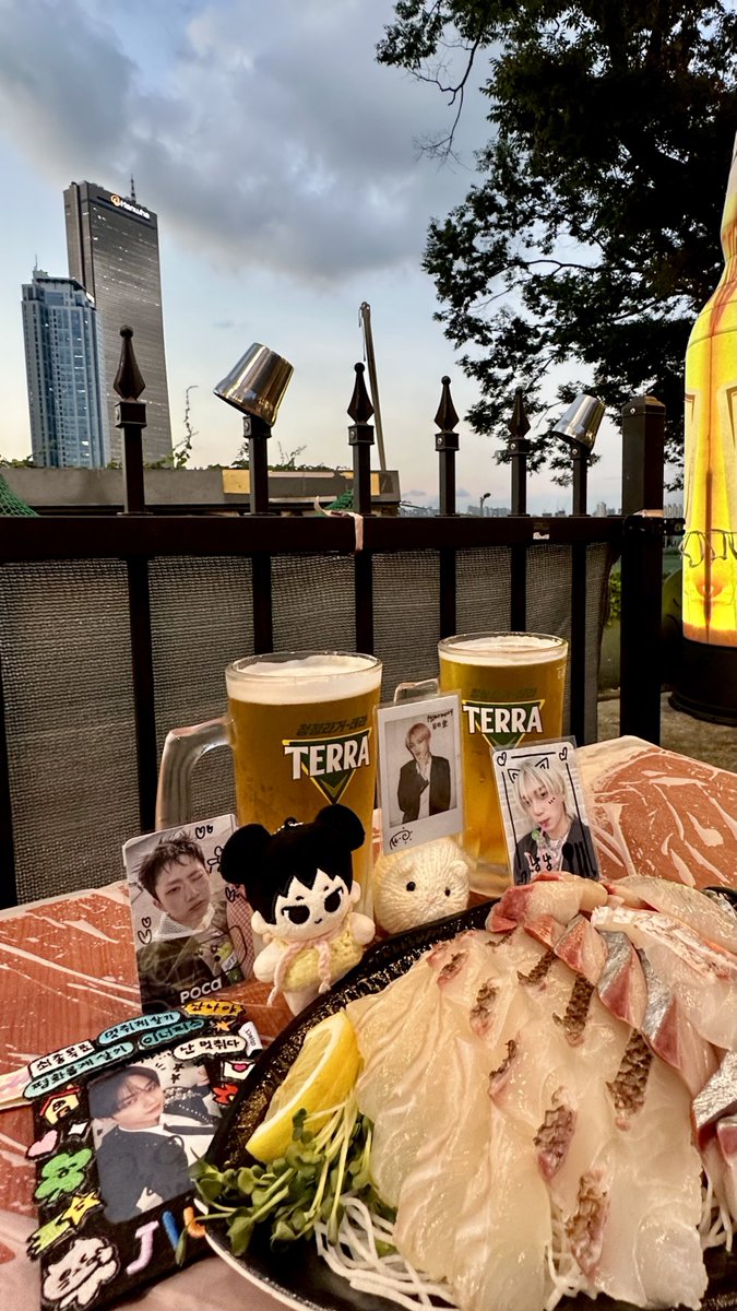 📍 노량진 전라상회

지웅피셜 “방어보다 3배 맛있음” “갈비처럼 뜯고싶다” 
흑점줄전갱이를 먹어봤습니다 

제 평가는 : 여름에 먹는 가벼운 방어! 💞 맛있다!
8월까지 제철이라고 하니 완전 추천 !!
지웅이는 회 입문 이걸로 해서 큰일났다 

#나랑같이먹을테오
#지웅아_여기맛있지웅
#즁메추