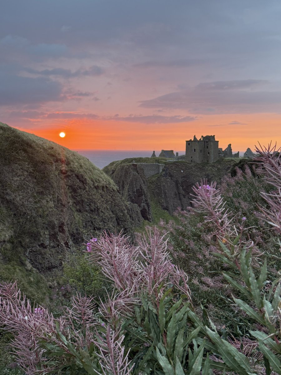 SaraTheStory's tweet photo. Sunrise at Dunnottar Castle, Stonehaven ☀️ https://t.co/n3BRQbhEBi