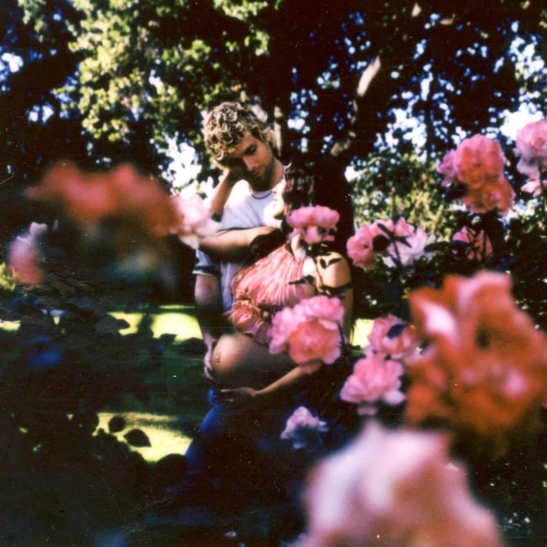 THE5SOSHQ's tweet image. 📲 Luke just announced that he’s a father to a baby girl! 💗 

Congratulations to the Hemmings family! Sending so much love from THE5SOSHQ 🌷🫶🏻