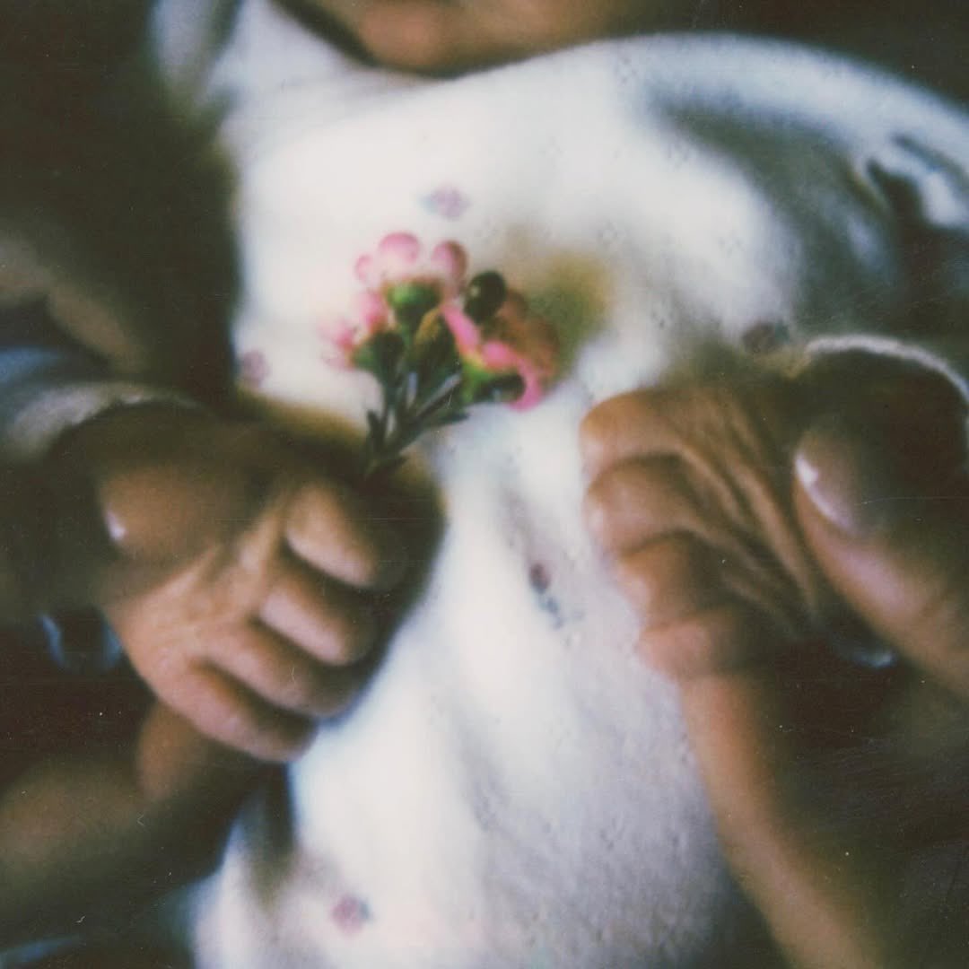 THE5SOSHQ's tweet image. 📲 Luke just announced that he’s a father to a baby girl! 💗 

Congratulations to the Hemmings family! Sending so much love from THE5SOSHQ 🌷🫶🏻