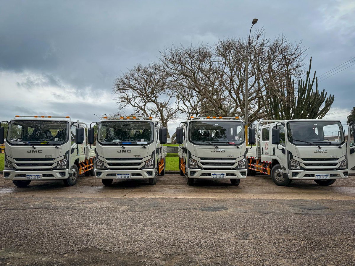 Hoy presentamos cinco nuevos camiones doble cabina que ya están  en marcha para reforzar las tareas tanto en la ciudad como en el interior del Departamento.