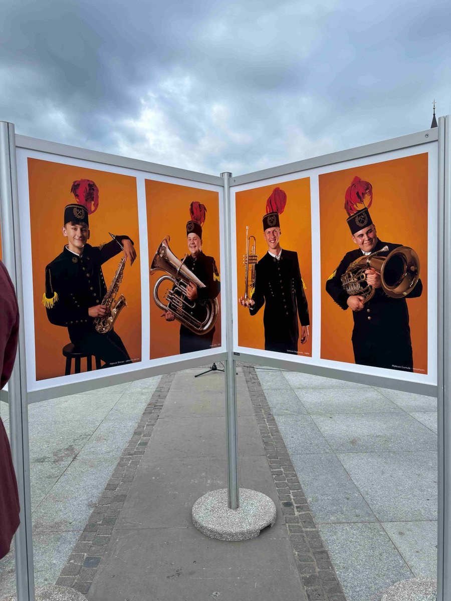 Na rynku w Bochni otwarto wystawę fotografii. To portrety muzyków związanych z Orkiestrą Dętą Kopalni Soli Bochnia. Wystawa powstała z okazji 145 rocznicy działalności orkiestry. Zarząd Kopalni uczestniczył w otwarciu wystawy.
@MiastoBochnia <a href="/Bochnia/">Chrystian Bochnia</a> <a href="/AntoninaLe8856/">Antonina Bukowska-Lekka</a>