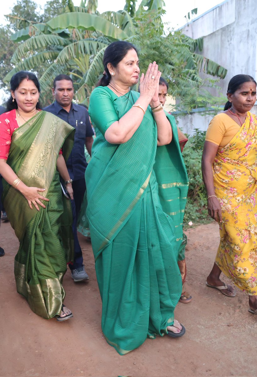 Prashanthi_VPR's tweet image. పీ 4 కార్యక్రమంలో భాగంగా బుచ్చిరెడ్డిపాలెం మండలం 20వ వార్డు, రామచంద్రపురం ఎస్టీ కాలనీని దత్తత తీసుకోవడం జరిగింది. ఈ సందర్భంగా ఈ రోజు గ్రామాన్ని సందర్శించి, అభివృద్ధి కార్యక్రమాలపై ప్రత్యేక దృష్టి పెట్టాలని సంబంధిత అధికారులు మరియు సచివాలయ సిబ్బందికి తెలియజేయడం జరిగింది. 

#P4Model…