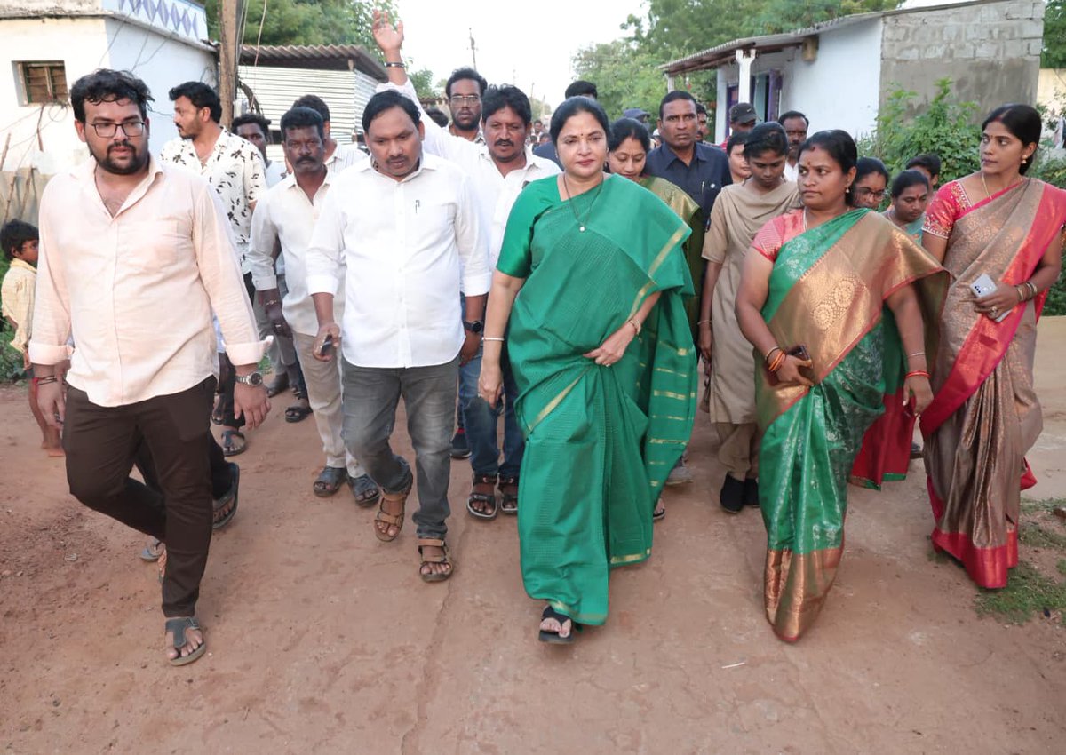 Prashanthi_VPR's tweet image. పీ 4 కార్యక్రమంలో భాగంగా బుచ్చిరెడ్డిపాలెం మండలం 20వ వార్డు, రామచంద్రపురం ఎస్టీ కాలనీని దత్తత తీసుకోవడం జరిగింది. ఈ సందర్భంగా ఈ రోజు గ్రామాన్ని సందర్శించి, అభివృద్ధి కార్యక్రమాలపై ప్రత్యేక దృష్టి పెట్టాలని సంబంధిత అధికారులు మరియు సచివాలయ సిబ్బందికి తెలియజేయడం జరిగింది. 

#P4Model…