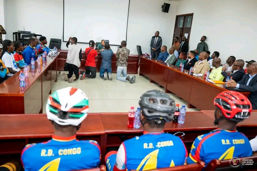 coeurdafriqueM's tweet photo. 🔴#RDC:Miguel Masaisai @MasaisaiMiguel est arrivé à #Kinshasa hier 
Les cyclistes de Kinshasa étaient nombreux à l’aéroport pour l’accueillir. 
Juste après, le porteur du projet #pedalsforpeace a été reçu par le ministre congolais de sport Didier Budimbu @DidierBudimbu.
Pour rappelle, parti de Goma le 17 mai dernier, Miguel est arrivé à Cap Town en Afrique du Sud à vélo après plus 7000 km à vélo pendant trois mois.

@central_sage @PrinceIlunga14 @kakese_leon @officialinnossb