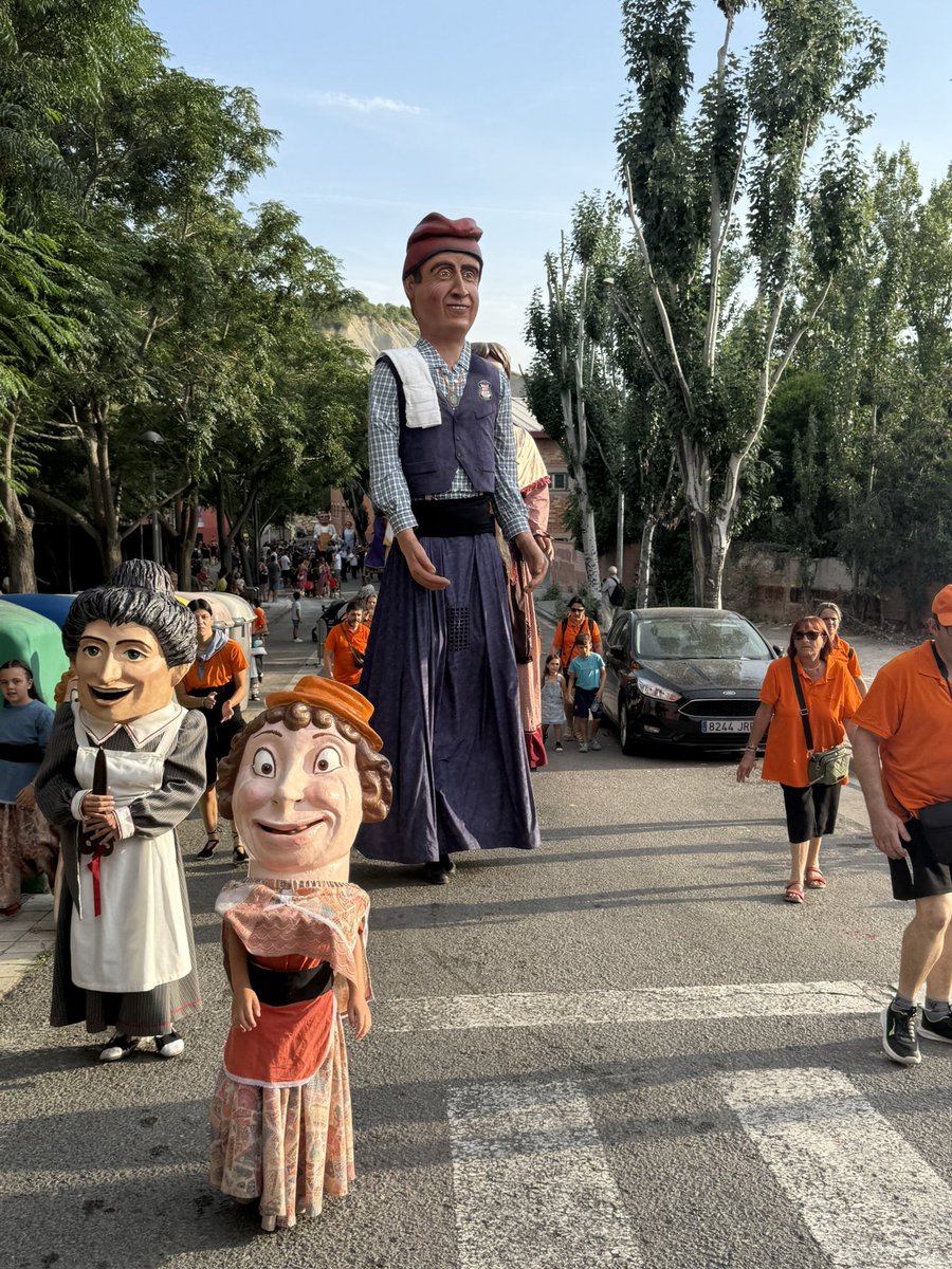 A la meitat de la Festa Major… dilluns passat, tast d’imatgeria i dimarts, pujada de la imatgeria a l’Ajuntament i balls a la Plaça … avui, i durant el cap de setmana, més