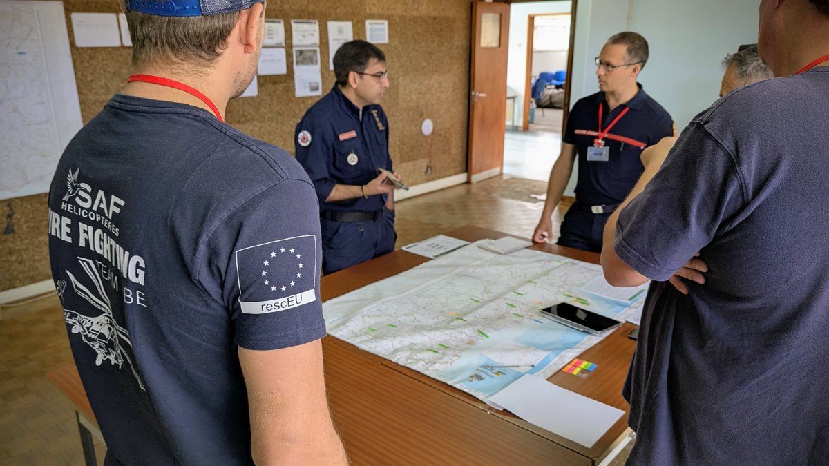 🇵🇹🇫🇷 L'hélicoptère bombardier d'eau mobilisé en renfort au #Portugal a réalisé plus de 60 largages hier pour appuyer les forces de secours de la <a href="/ProteccaoCivil/">Autoridade Nacional de Emergência e Proteção Civil</a>.
Déployé dans le cadre du programme #RescEU, il participe à la solidarité européenne coordonnée par <a href="/eu_echo/">EU Civil Protection & Humanitarian Aid 🇪🇺</a>.