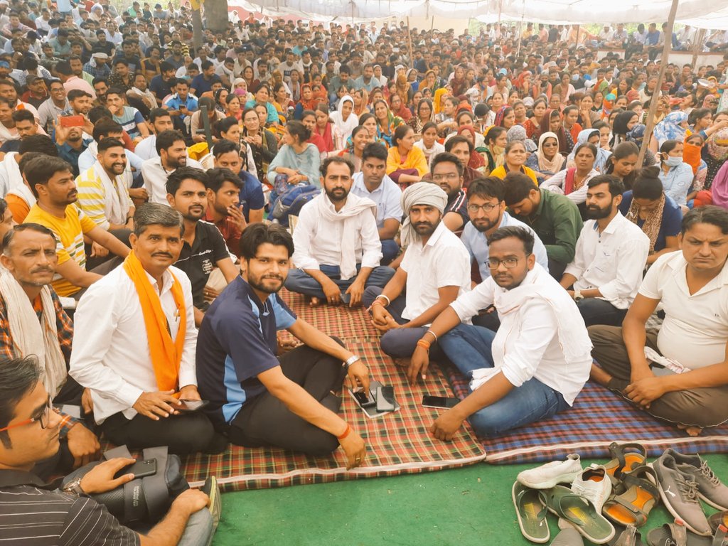 हो गया आगाज रण का ,
युग बदलने की तैयारी है।
इतिहास वही दोहरायेगा ,
संघर्ष जिसका जारी है।

#CHA_महाआंदोलन_26अगस्त
#CHA_को_नोकरी_दो 

<a href="/BhajanlalBjp/">Bhajanlal Sharma</a> <a href="/RajCMO/">CMO Rajasthan</a> <a href="/MohanLa97679493/">Mohan lal Sharma</a> <a href="/MukeshBangra12/">Mukesh Bangra (चौधरी)</a> <a href="/Ranveerchopra11/">रणवीर चौपड़ा चूरू Rv🐦</a>