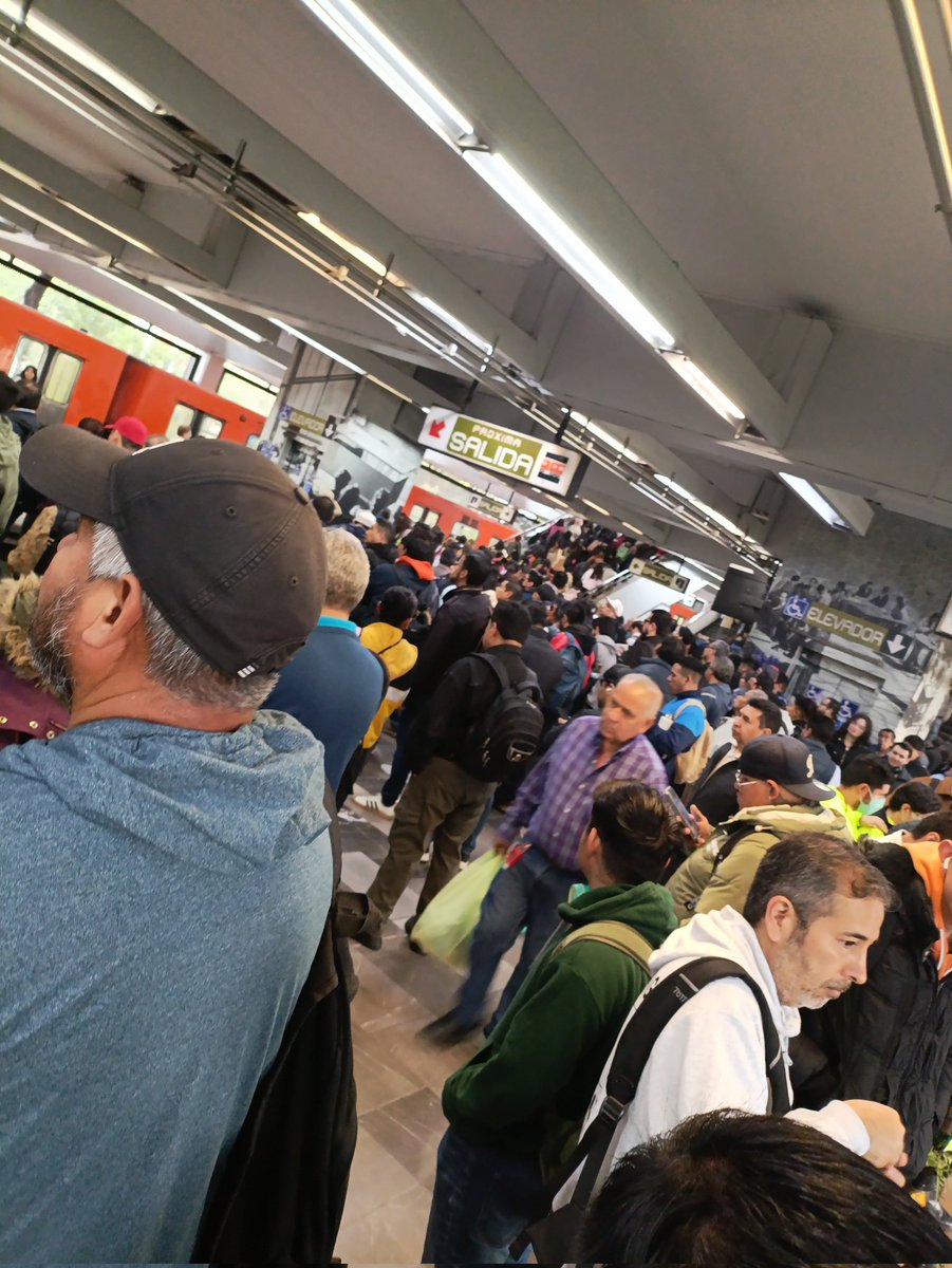 CRXFDR's tweet photo. @MetroCDMX en Cu llevamos más de 20 minutos parados. Y el tren que se ve dejo de dar servicio https://t.co/qMyVdaVhvX