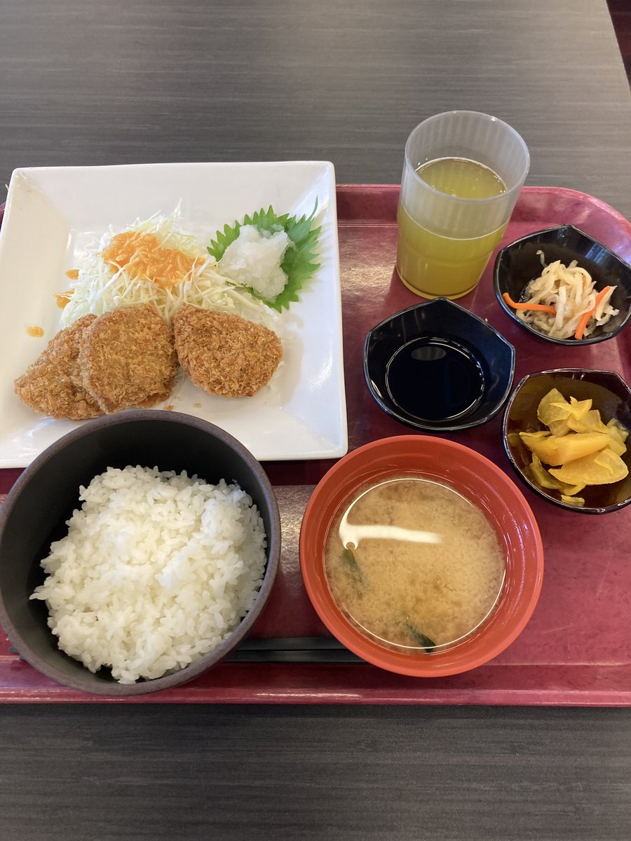 木曜の日替わり豚汁じゃなくてヒレカツになってた❗温かくておいしかったです