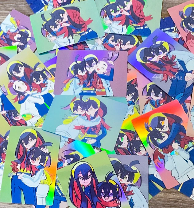 ひとつ前の全面箔の名刺終わっちゃったので新しく作ったので置いておきます!絵柄10種類くらいあるのでお好きなだけ連れ帰ってもらえると嬉しいです 裏面は全部姉弟の絵でホログラムになってます〜!(でも綺麗に作ってもらったのに白版指定間違えて目が怖くなっちゃった、、、)