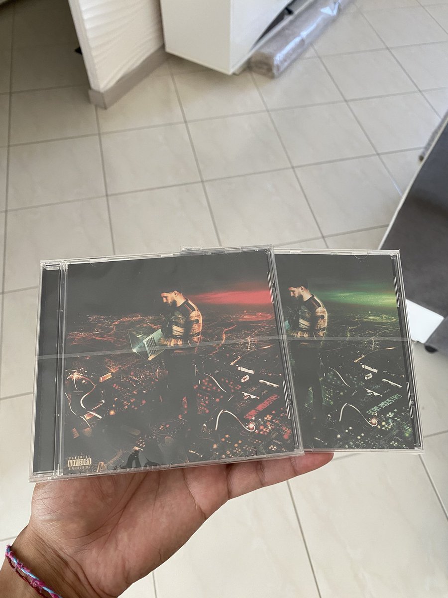 Alien déguisé en humain tweet media